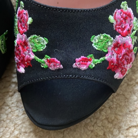 NWT MOSCHINO black fabric peep toe heels w floral beading. Floral delight 7. - Picture 3 of 11